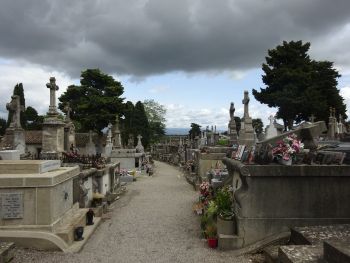 Vor der Cit&eacute; liegt der alte Friedhof
